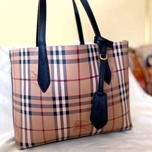 Lightly used, LUXURIOUS and REVERSIBLE Burberry purse!